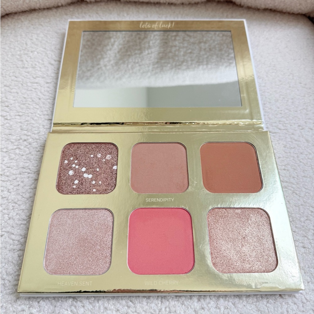 True + Luscious Lucky Glow Face Palette